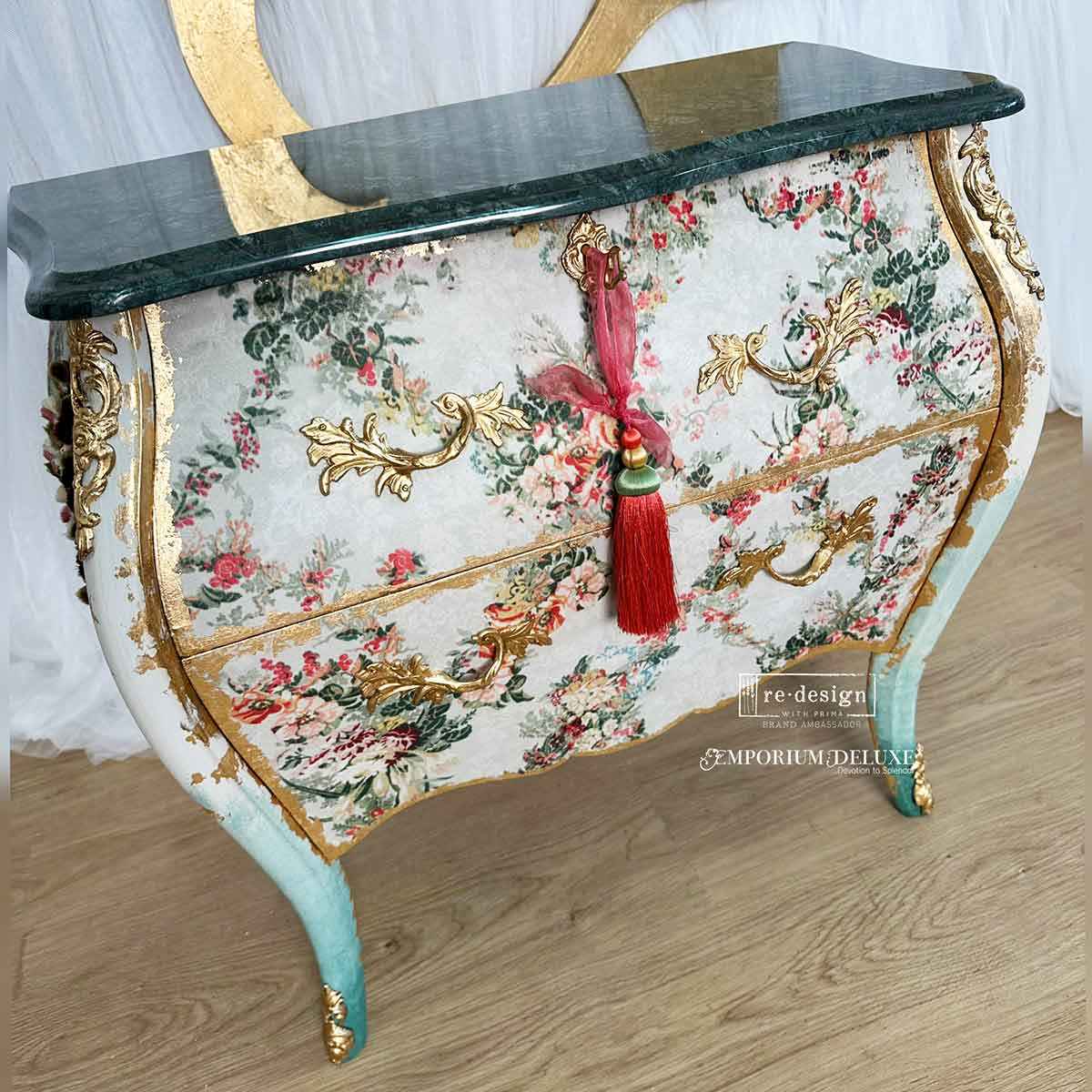 Decorative console table with floral pattern Jardin fleuri and gold accents on a wooden floor.
